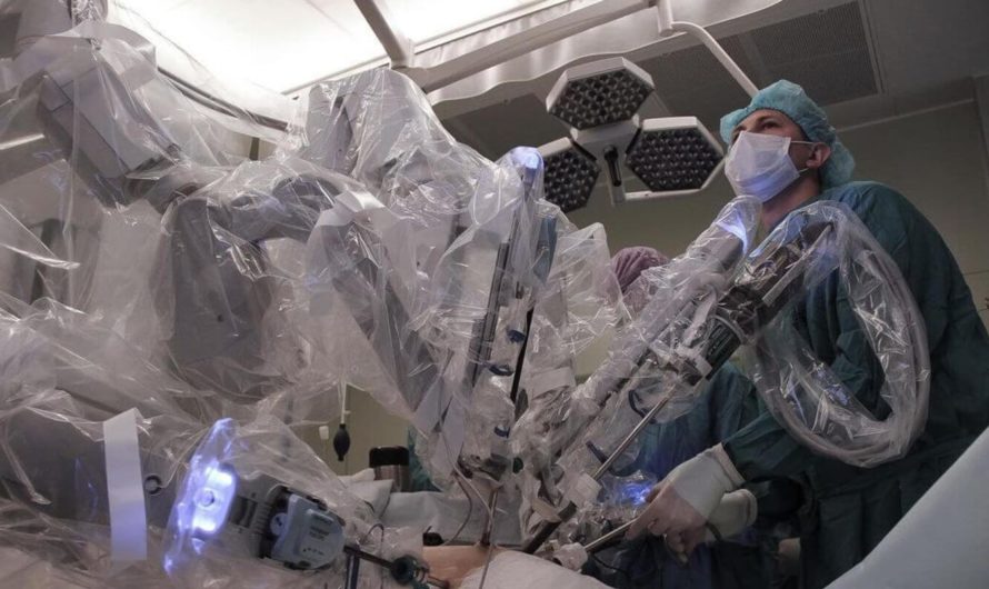 В Краснодаре робот помогал хирургам проводить операцию пациенту с атеросклерозом