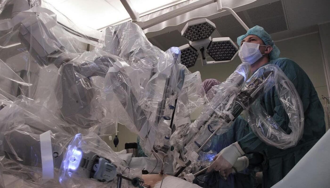 Хирурги провели операцию с помощью робота Da Vinci