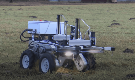 В Латвии создали робота, который уничтожает сорняки