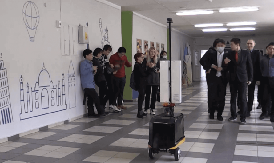 Электронный Мойдодыр: робот следит за чистотой в школе Якутска