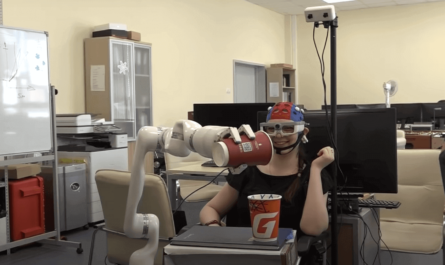 Робот передвигает предметы силой мысли