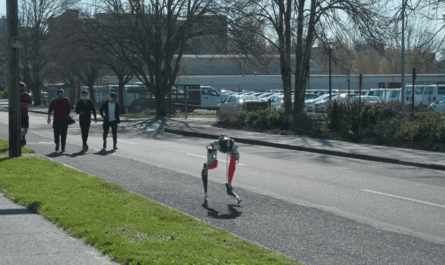 Двуногий робот финишировал в забеге на 5 км